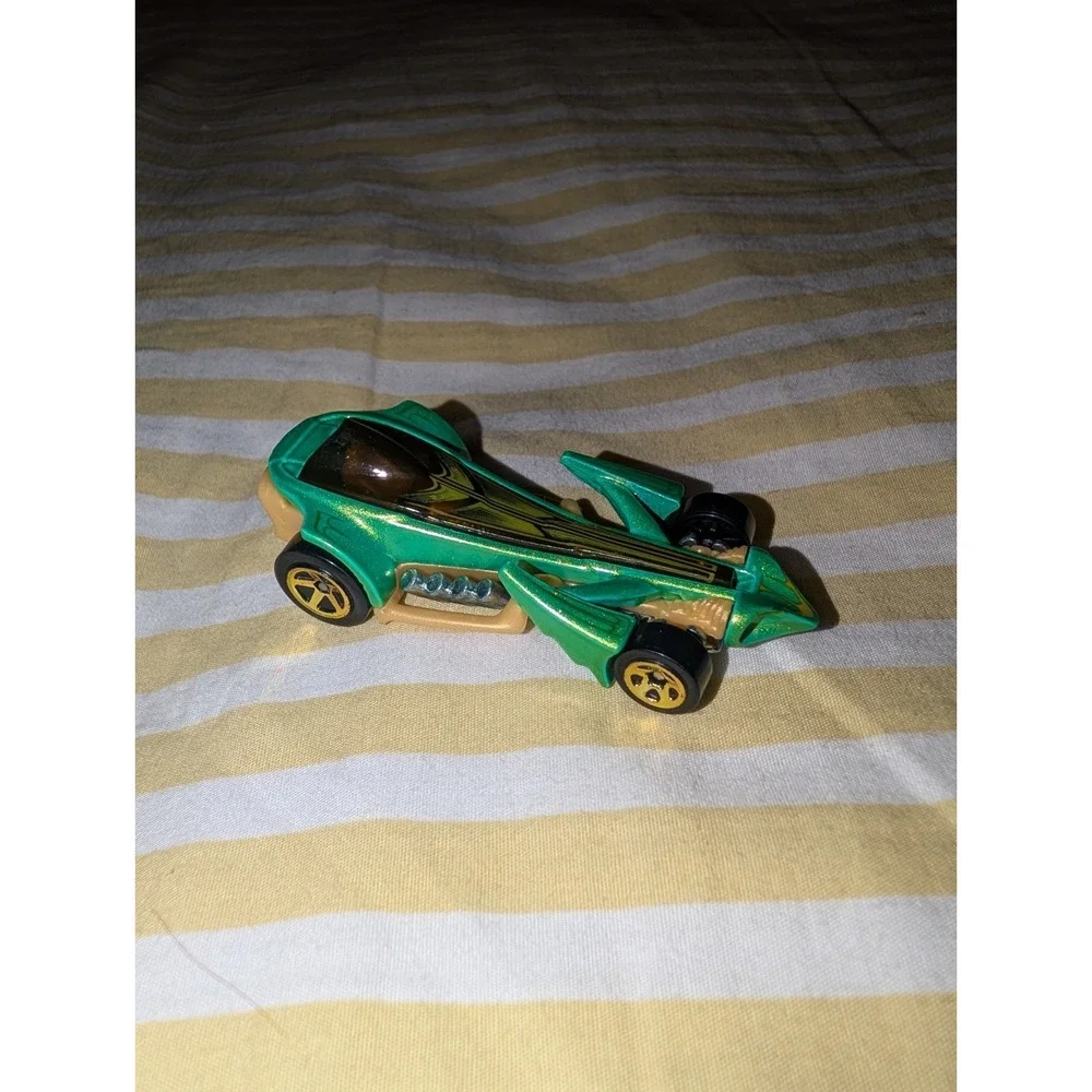 Hot Wheels Preying Menace Street Beasts Green 2013 Diecast Car 1:64 Mattel